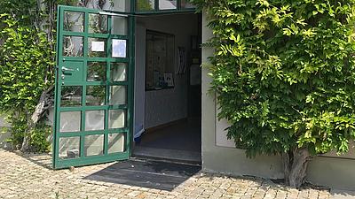 Grüne, offene Tür, Eingang zum KHG-Zetnrum